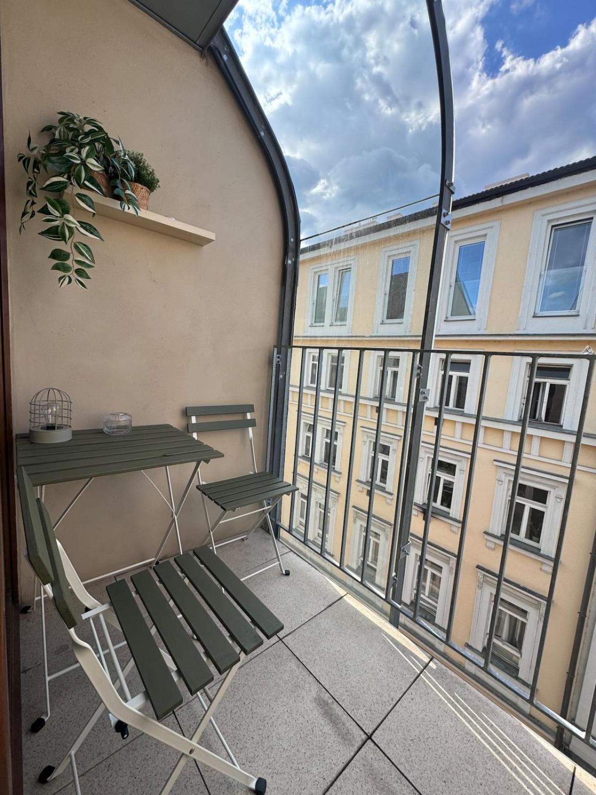 Modern Old Town - Balcony, Coffee, Wifi *